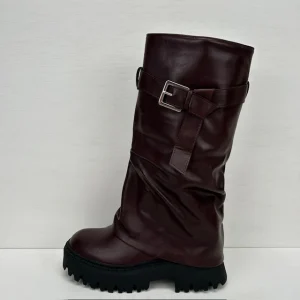 Hoge leatherlook boots met flap en gesp rood
