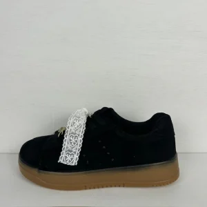 Retro sneakers met sierlijke veters zwart